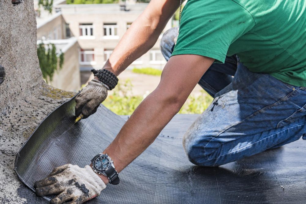 Dallas Roofing Company repairing the leaking roof